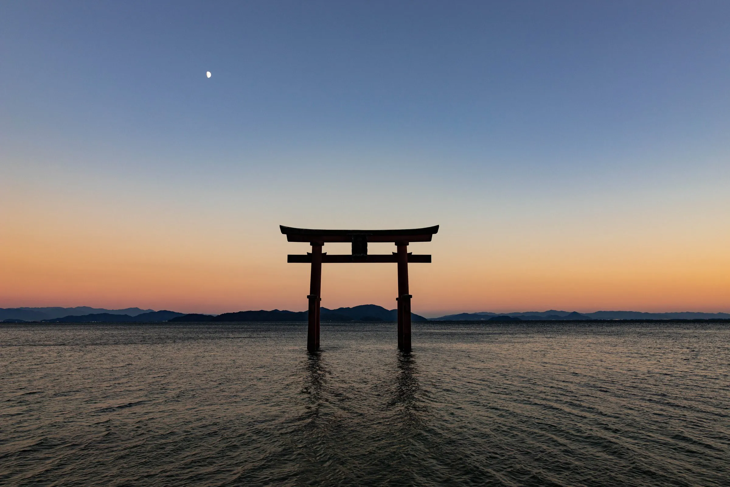 湖上の鳥居 — Gate on the Lake
