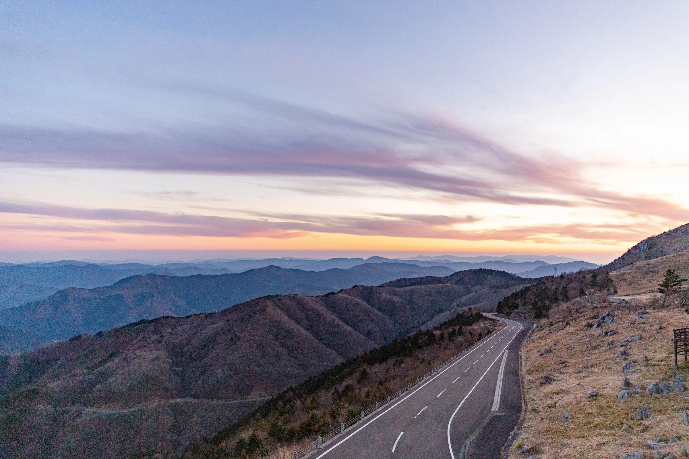 峠の夕暮れ — Mountain Pass