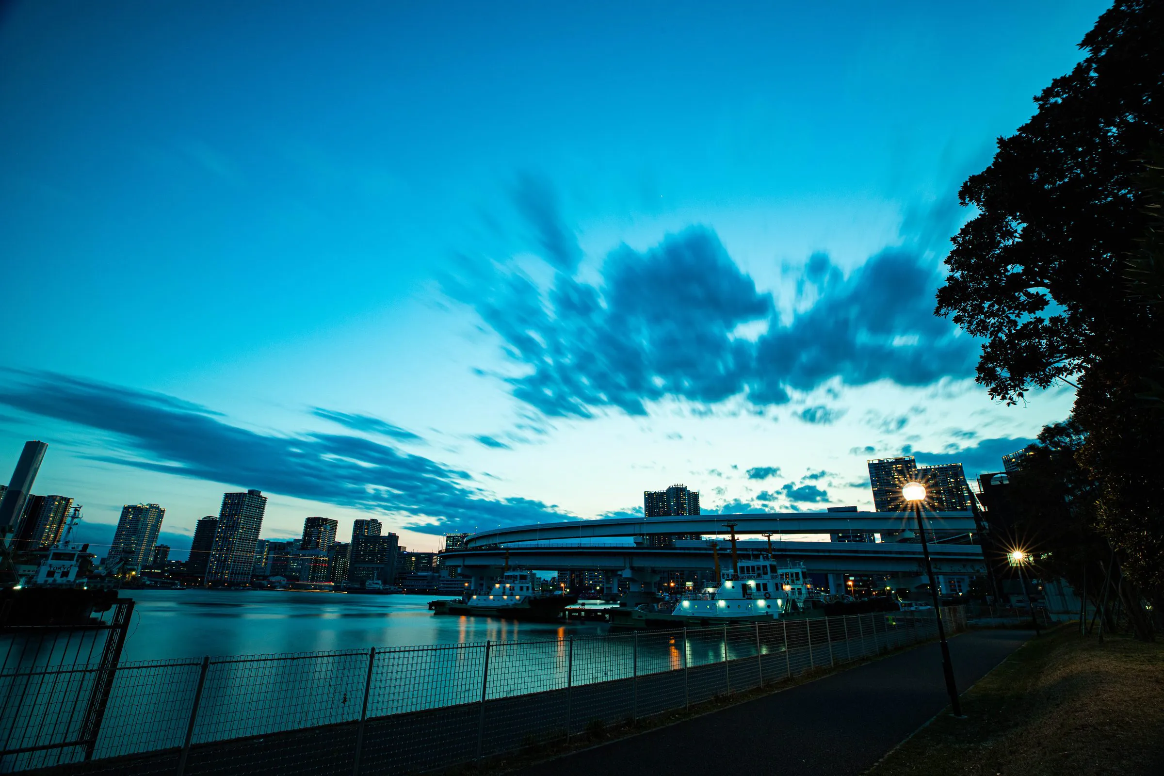 川辺の宵 — River Blue Hour