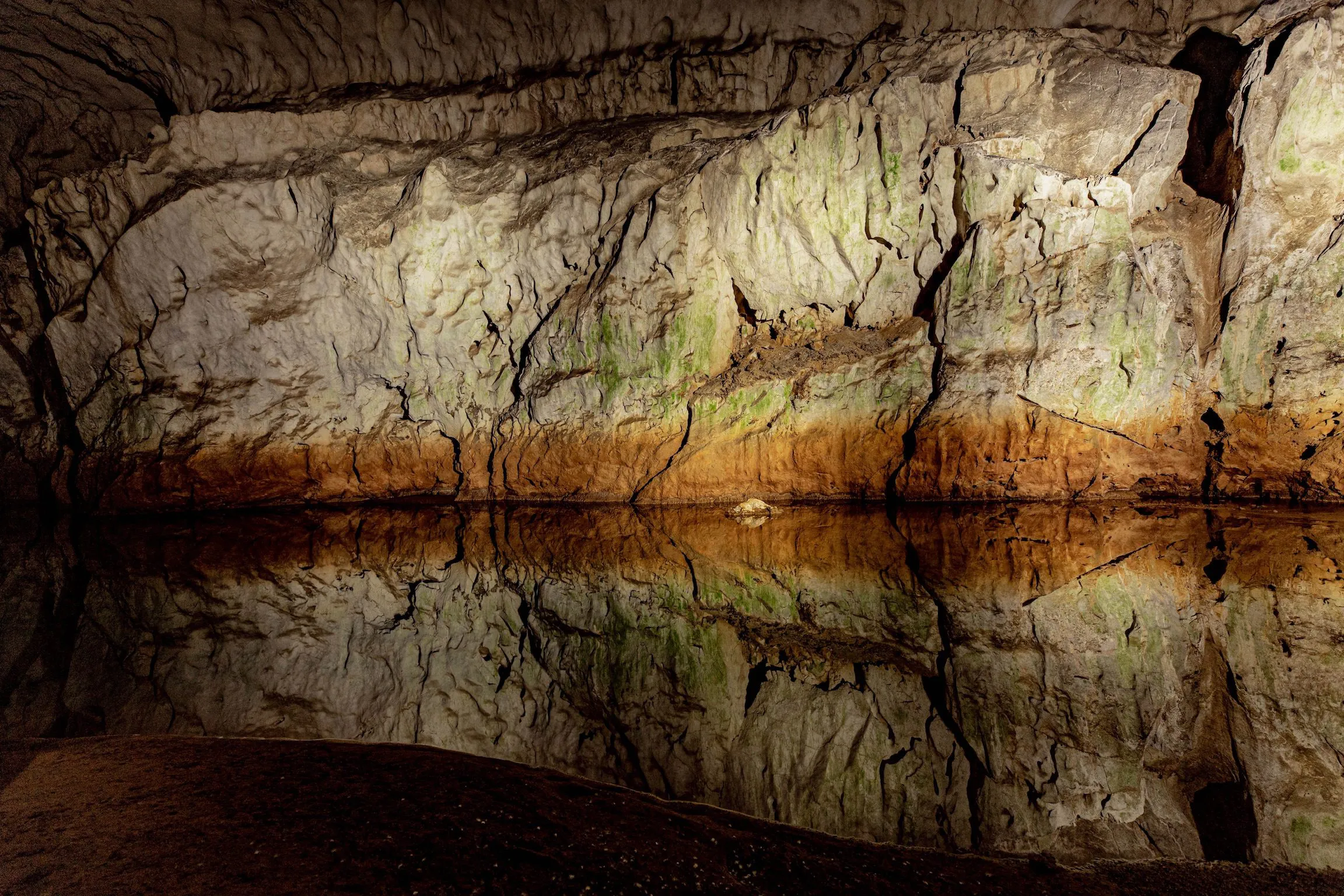 地底の水鏡 — Underground Mirror